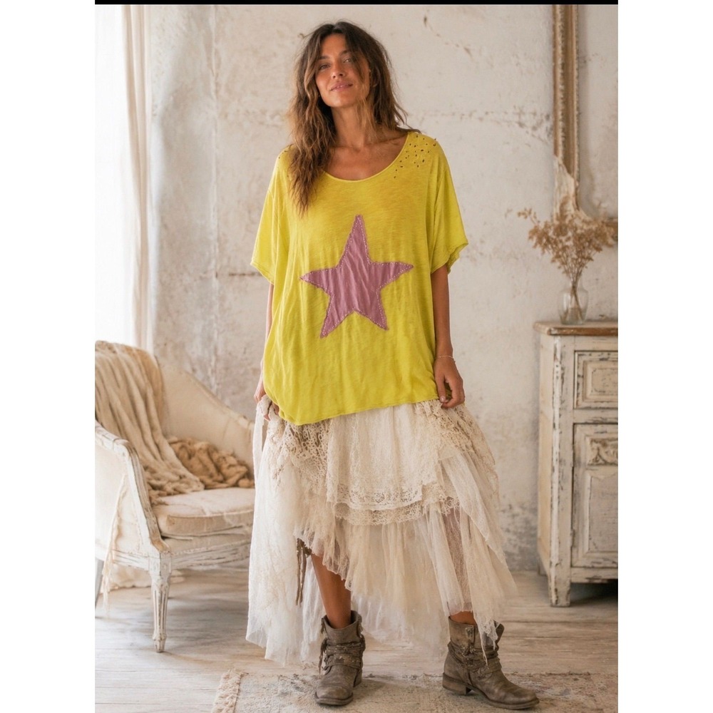 221-Magnolia pearl tee with star appliqué